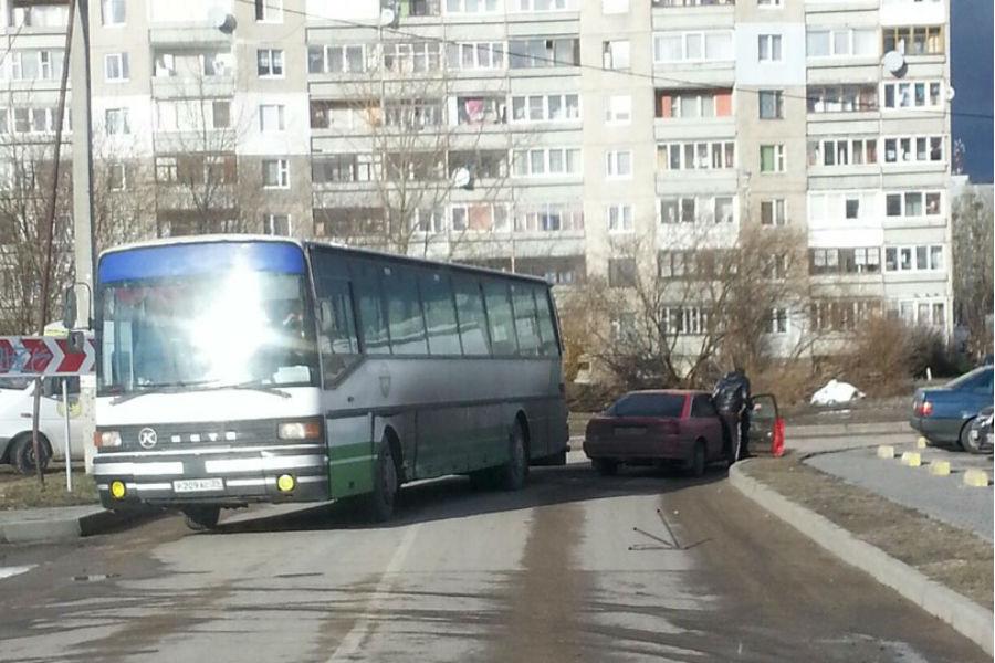 Водители: ДТП с автобусом и иномаркой блокировало улицу У. Громовой (фото)