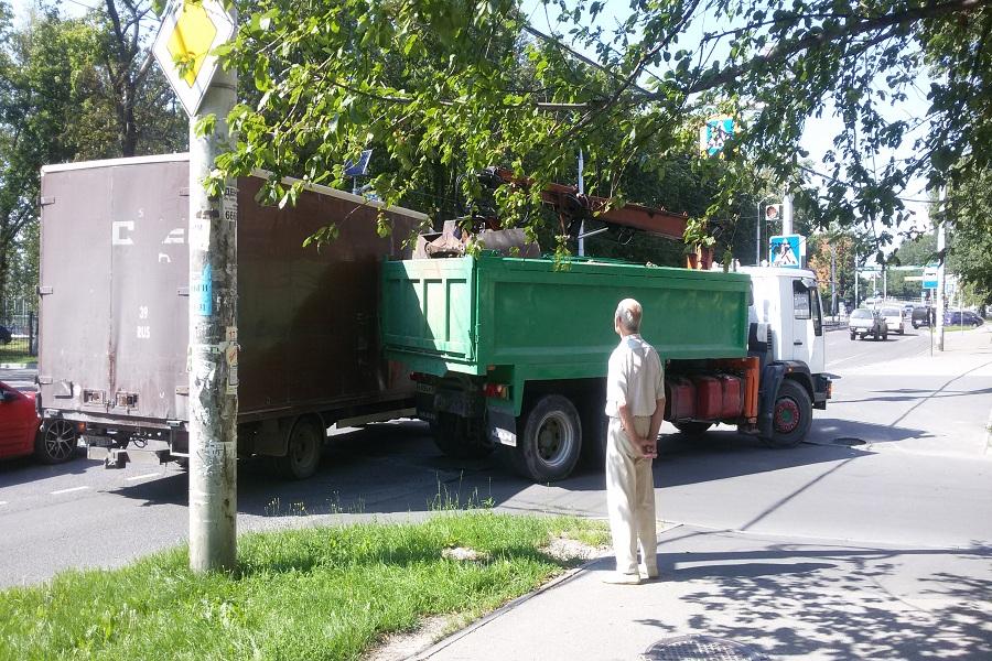 В центре Калининграда два столкнувшихся грузовика создали пробку (фото)