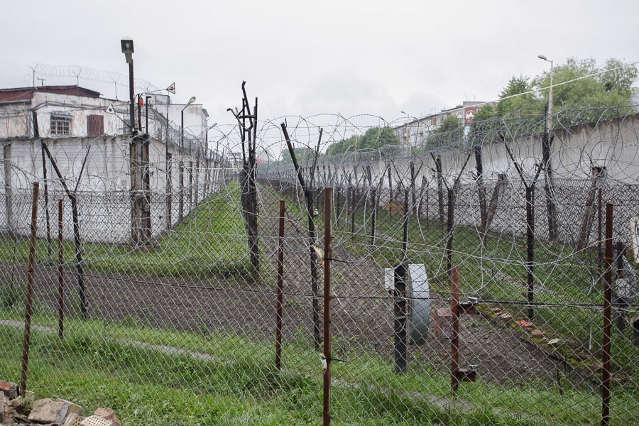 В Калининграде мужчина пытался доставить в тюрьму трубу с марихуаной (фото)