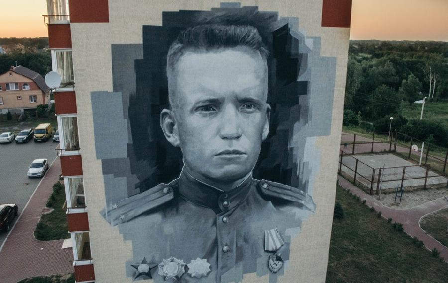 В Мамоново нарисовали 17-метровый портрет Николая Мамонова (фото)