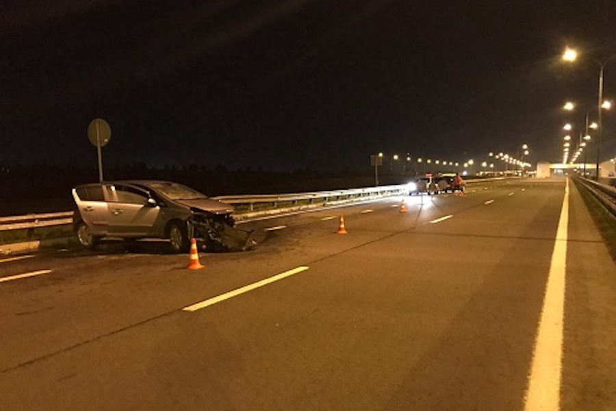 На черняховской трассе «Опель» врезался в отбойник, пострадала женщина (фото)