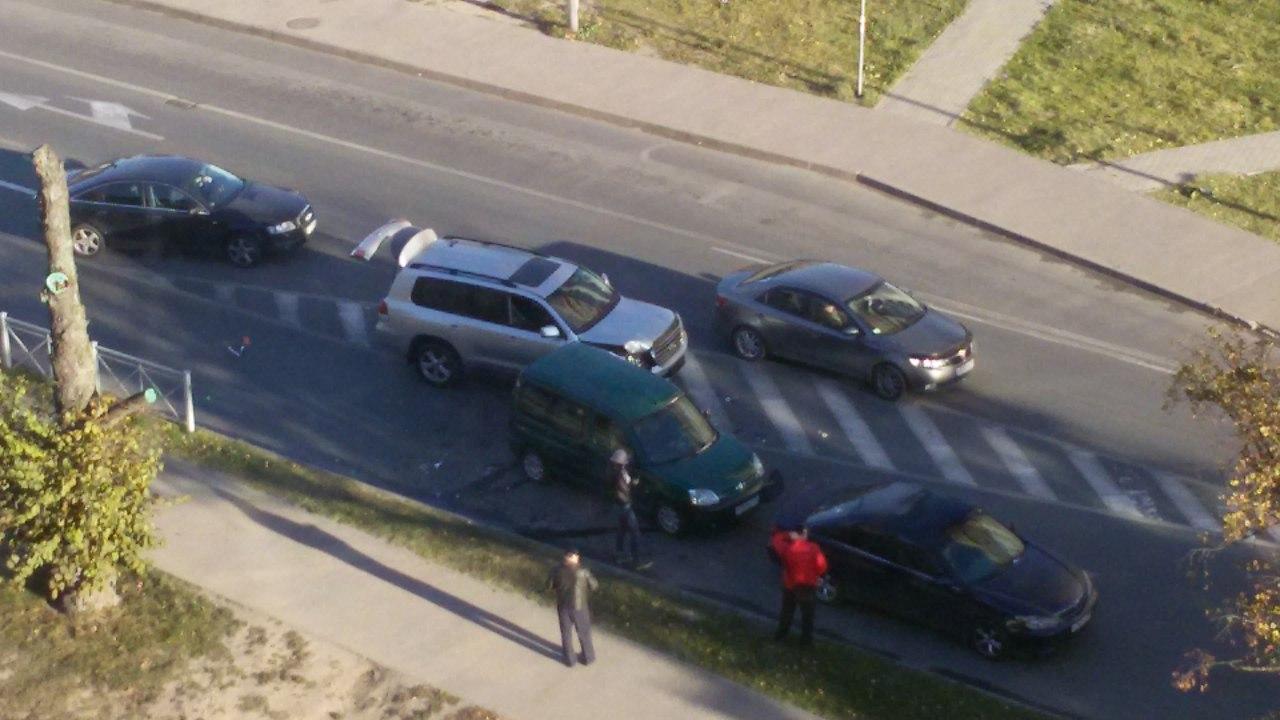 На ул. Куйбышева произошло тройное ДТП, образовалась пробка (фото)