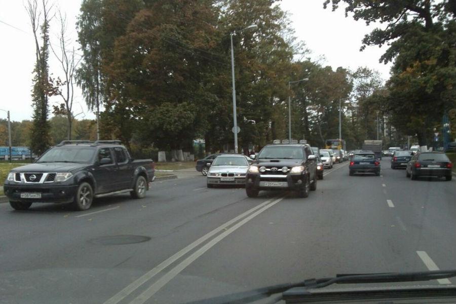 На ул. Горная в Калининграде столкнулись «Ниссан» и «БМВ», движение затруднено (фото)