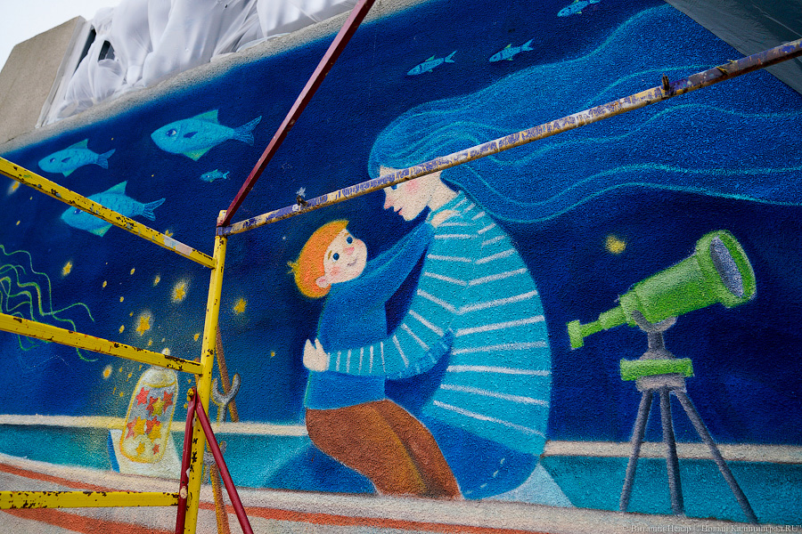 Сны Раушена и бородатая рыбка: на променаде в Светлогорске рисуют граффити (фото)