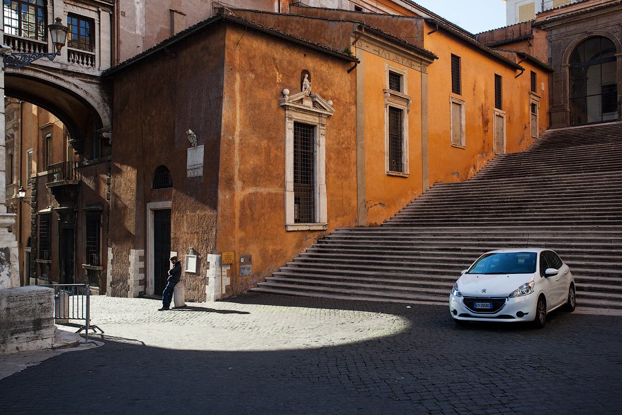 Власти Италии приняли решение остановить все производство, кроме первостепенного