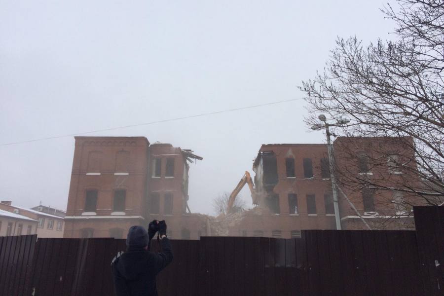 Власти сказали приостановить снос здания на Томской, но демонтаж продолжился