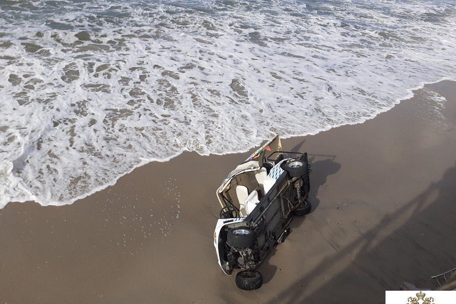 В Зеленоградске прогулочный электромобиль с пассажирами упал с променада на пляж
