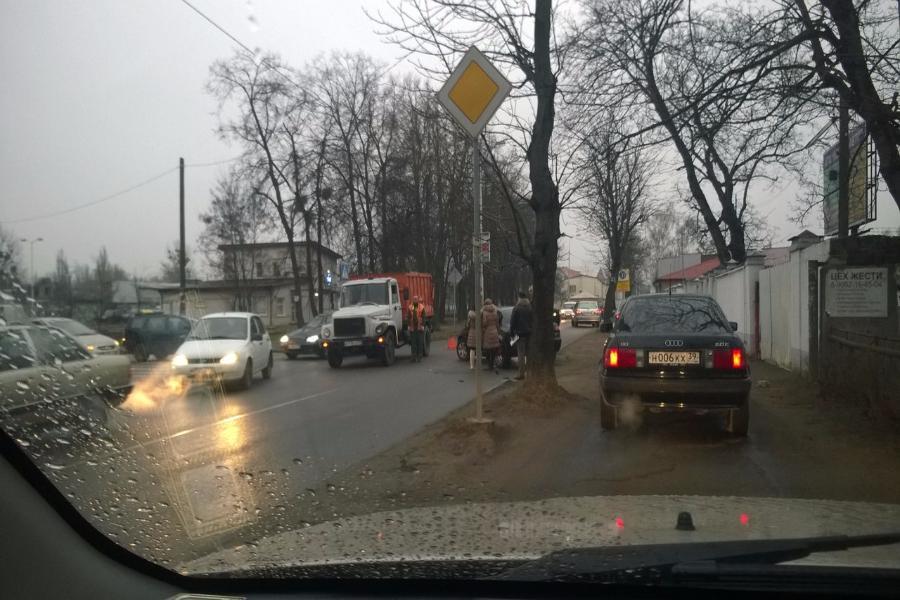 На перекрестке ул. Нарвская и Сибирякова столкнулись грузовик и легковушка (фото)