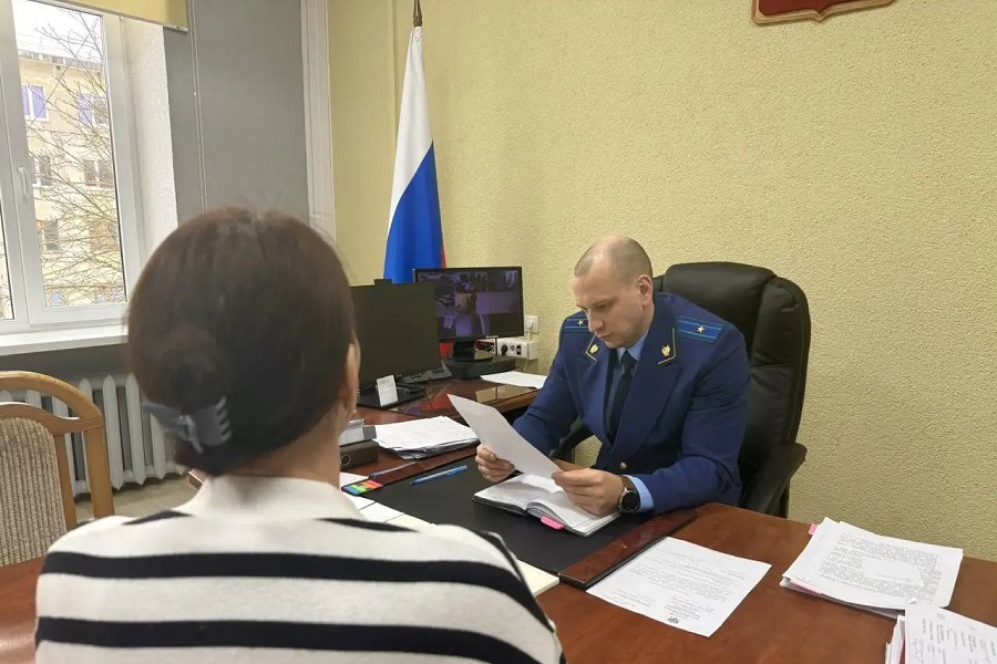 Прокуратура Черняховска требует компенсацию в пользу упавшей на тротуаре женщины