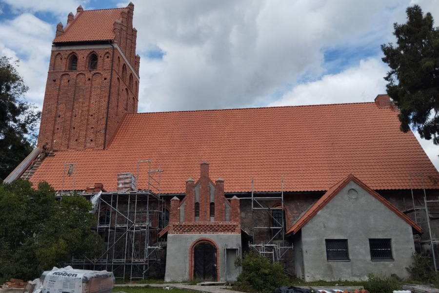 На кирхе Нойхаузен заменили черепицу и отреставрировали фасад (фото)