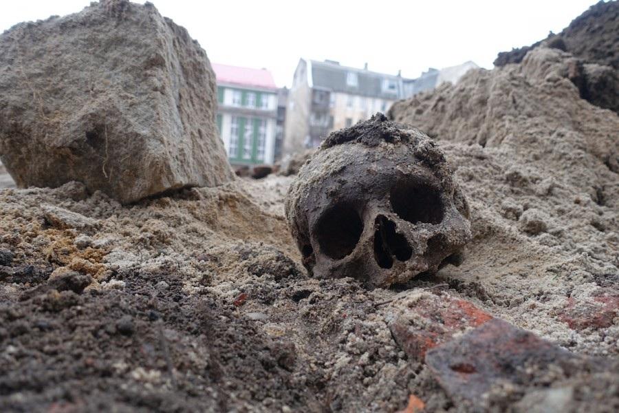 В Калининграде при реконструкции дороги на улице 9 Апреля разрыли могилы (фото)