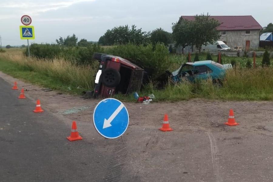 Под Полесском два авто перевернулись в кювет, пострадал водитель (фото)