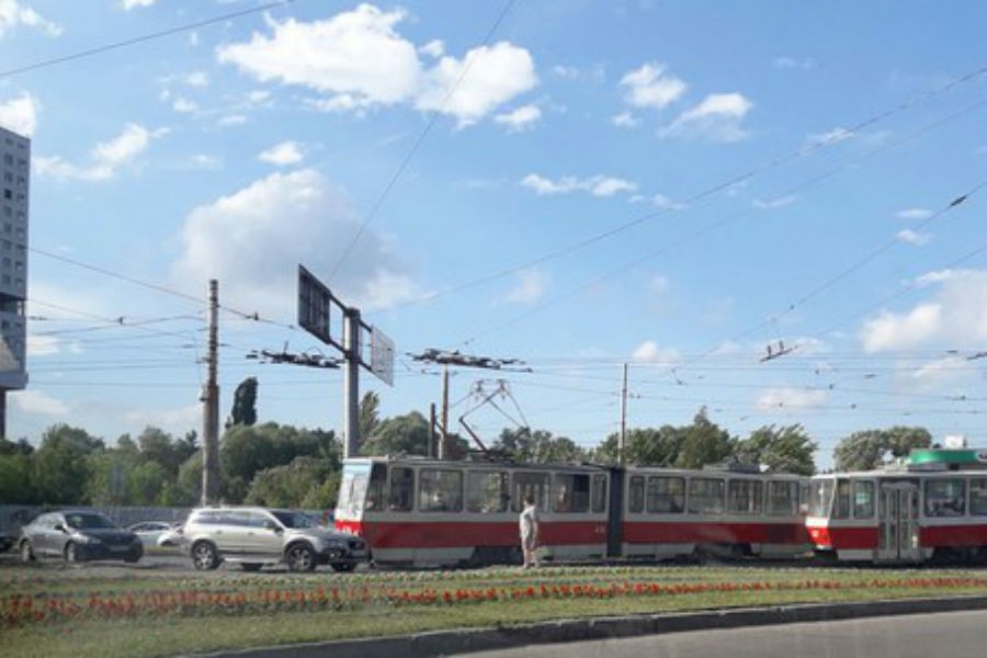На Московском проспекте трамвай врезался в легковое авто (фото)