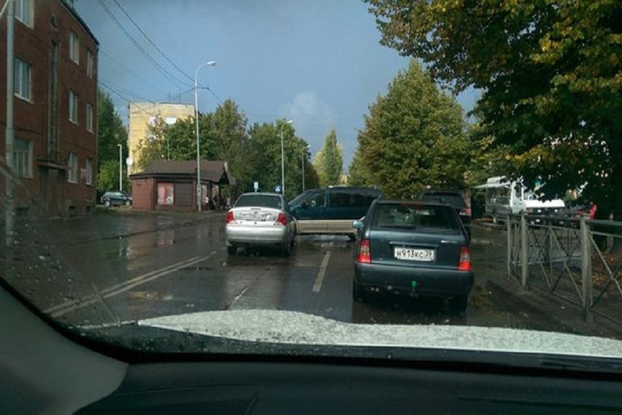 На ул. Нарвской затруднено движение из-за ДТП (фото)