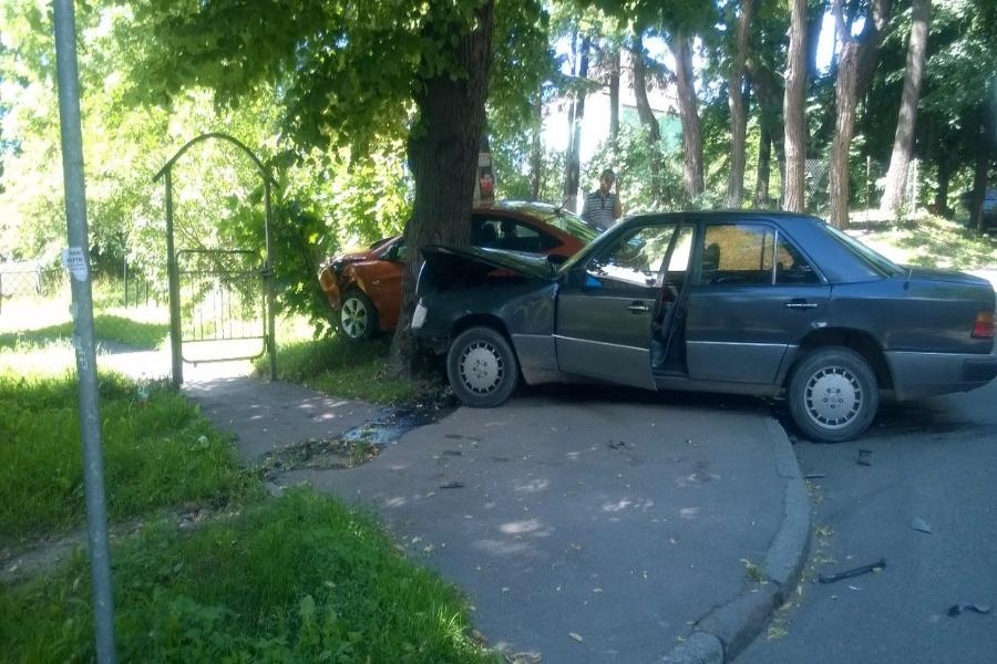 На Тенистой аллее «Мерседес» и «Хёндай» вылетели на тротуар после столкновения (фото)