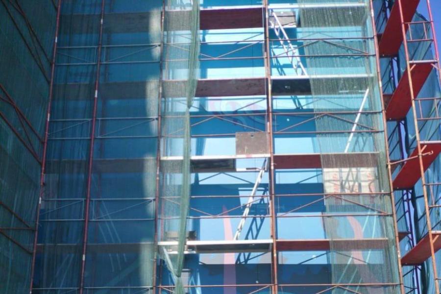 На доме на набережной Баграмяна начали монтаж мурала с «обитателями морских глубин»