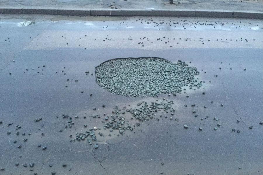 Горвласти засыпали щебнем яму на дороге к стадиону к ЧМ-2018 (фото)