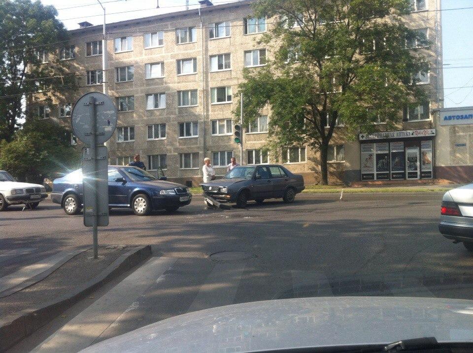 На ул. Горького в Калининграде столкнулись «Шкода» и «Фольксваген» (фото)