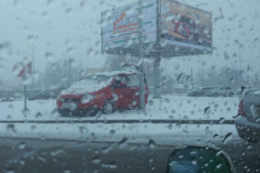 В снегопад на Сельме произошло массовое ДТП, машина вылетела с трассы  (фото)