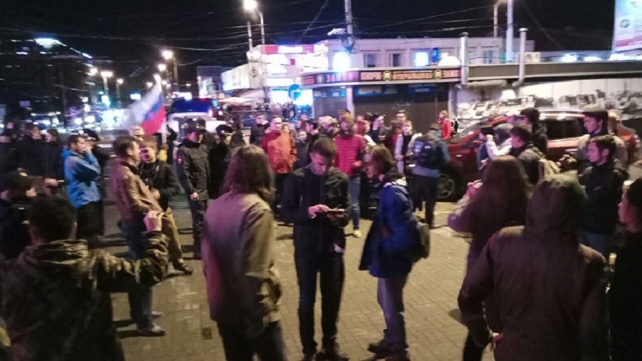 Участники митинга в Калининграде организовали шествие к зданию УМВД