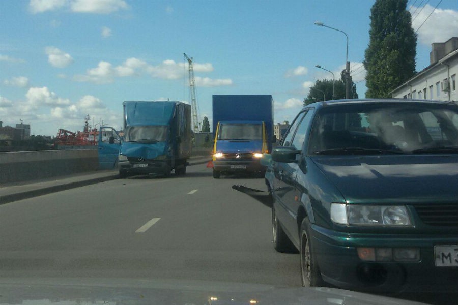 На Правой Набережной грузовик врезался в «БМВ» (фото)