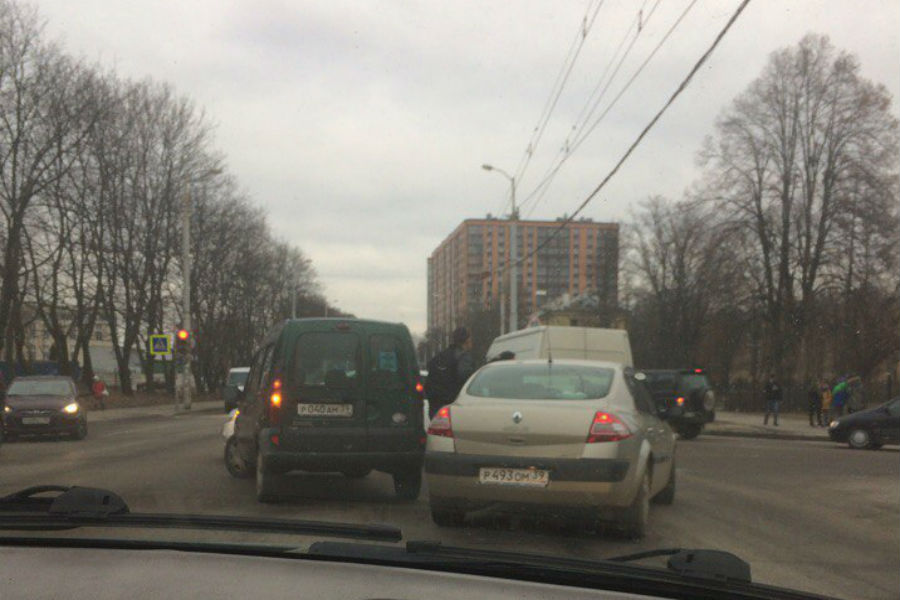 На Горького столкнулись два «Рено», собирается пробка (фото)