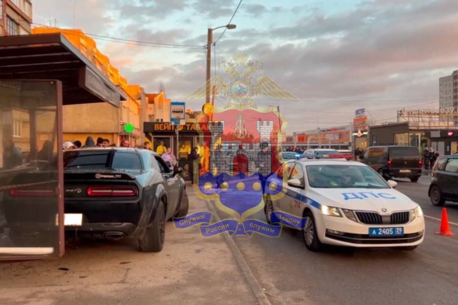 На ул. Интернациональной Dodge Challenger въехал в остановку, сбив женщину (фото)