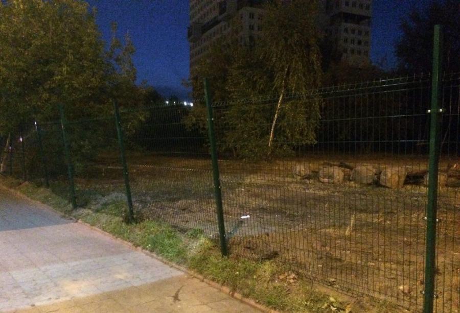Вокруг закрытой территории у Дома Советов поставили прозрачный забор