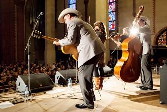 «Всем сестрам по серьгам»: фоторепортаж с концерта The Quebe Sisters Band