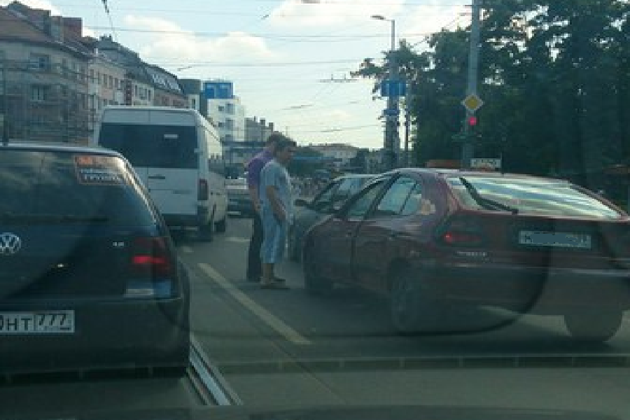В центре Калининграда столкнулись два авто, собирается пробка (фото)