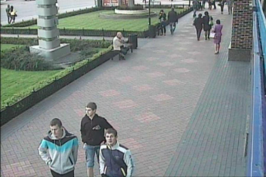 В Калининграде полиция по фото с камеры видеонаблюдения ищет троих подозреваемых в велокраже 