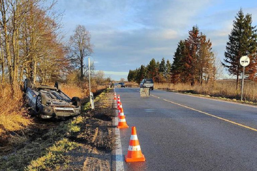 Три человека пострадали в ДТП с перевернувшейся «Ладой» под Черняховском (фото)