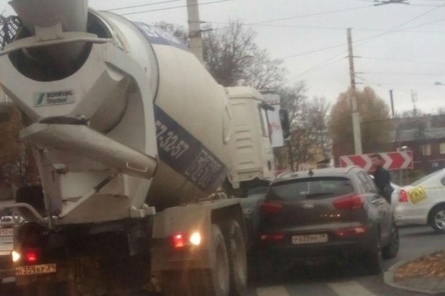 На ул. Борзова столкнулись бетономешалка и «Киа» (фото)