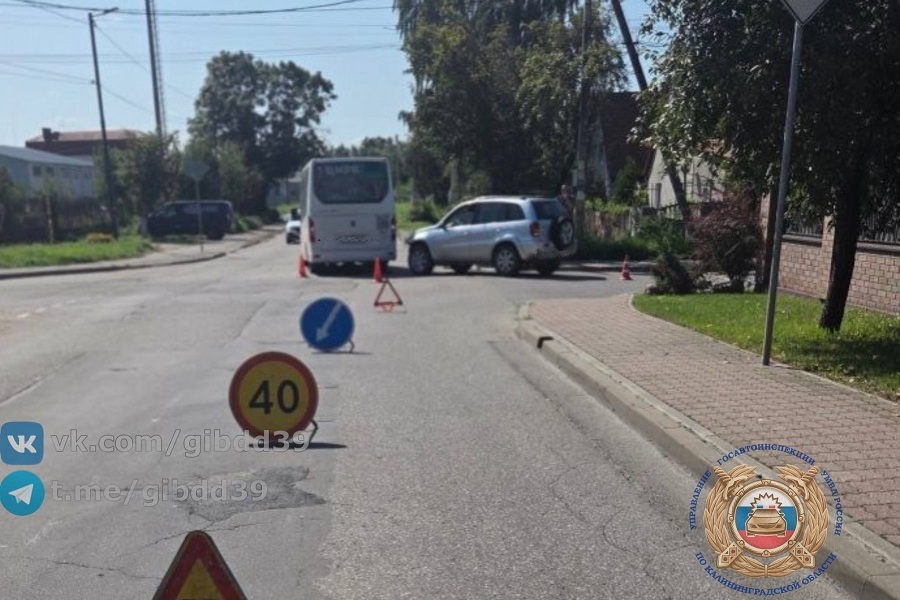 В Калининграде в ДТП с участием автобуса и автомобиля пострадал ребенок
