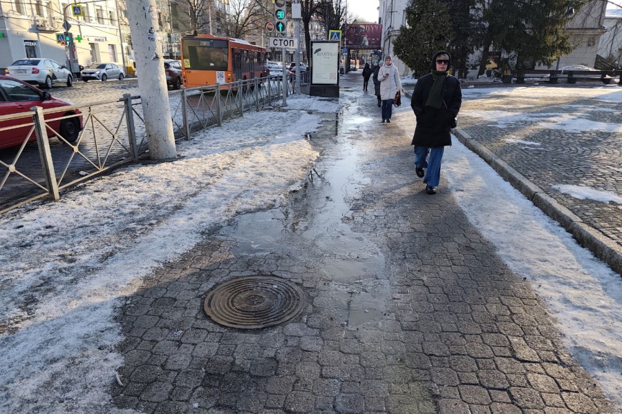 Из-за утечки рядом с кинотеатром «Заря» частично затоплен проспект Мира (фото)