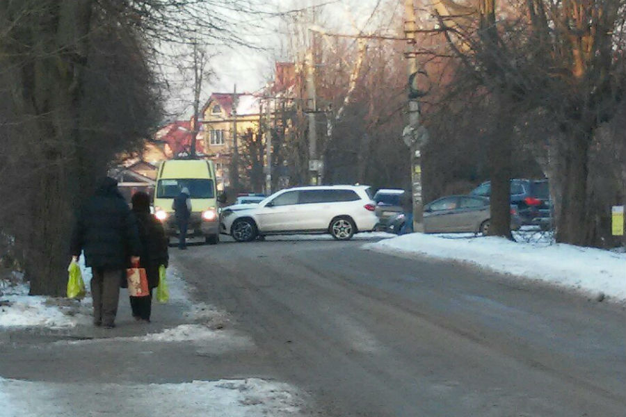 На ул. Красной внедорожник врезался в маршрутку (фото)