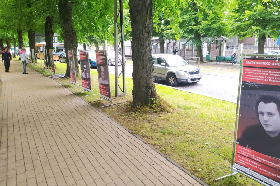 Напротив консульства Литвы в Калининграде разместили баннеры в поддержку действий РФ на Украине (фото)