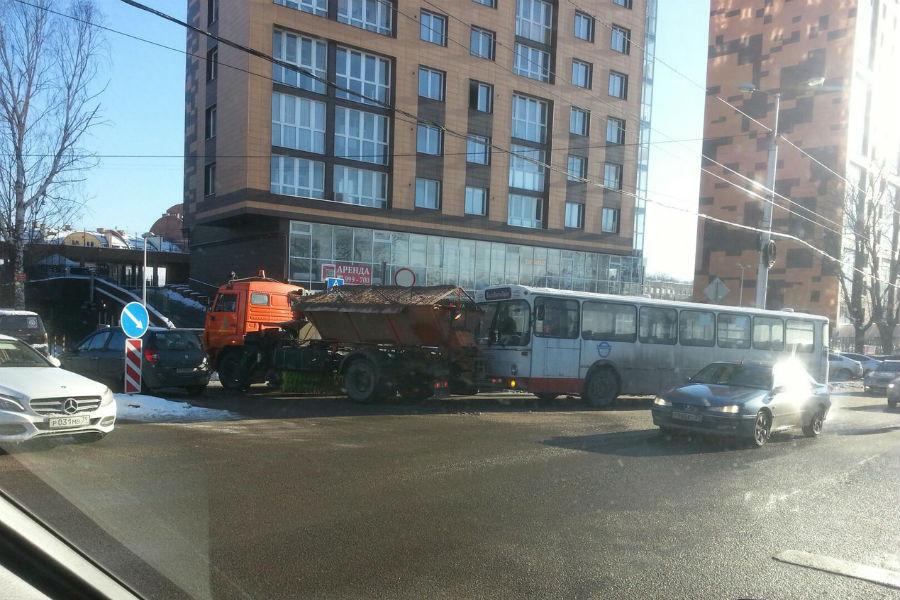 На ул. Горького рейсовый автобус врезался в грузовик (фото)