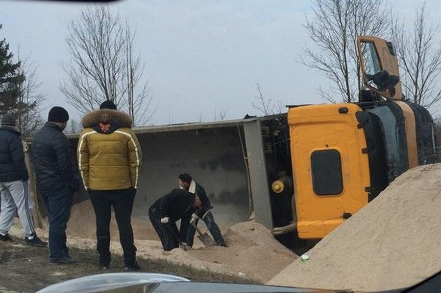 По дороге на Светлогорск перевернулась фура
