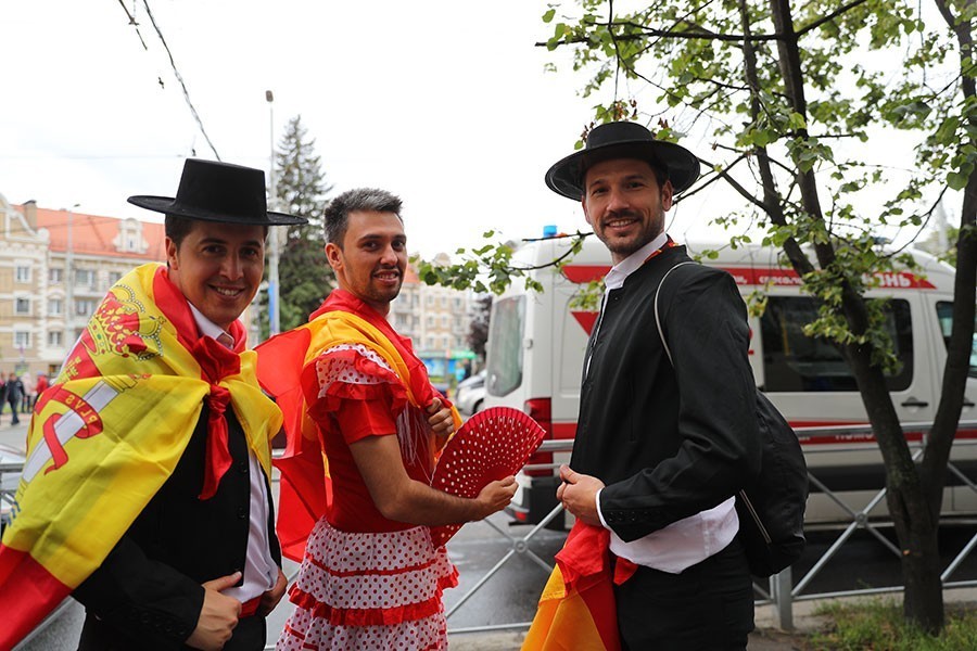 С песнями и танцами: как марокканцы и испанцы шли на матч в Калининграде (видео)