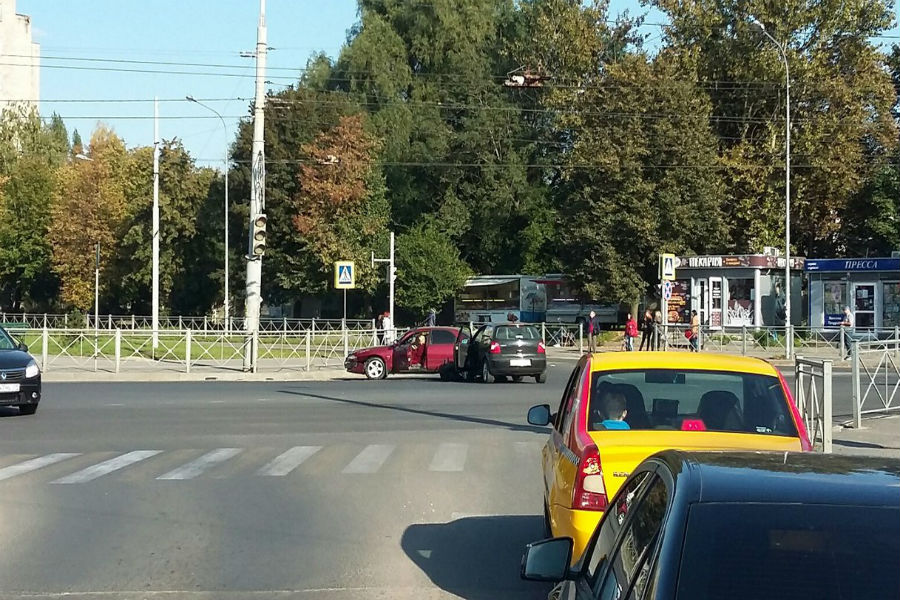 Советский проспект и ул. Яналова почти заблокированы из-за ДТП (фото)