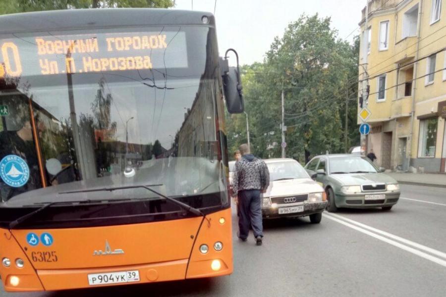 На ул. Горького столкнулись автобус и легковушка, движение затруднено (фото)
