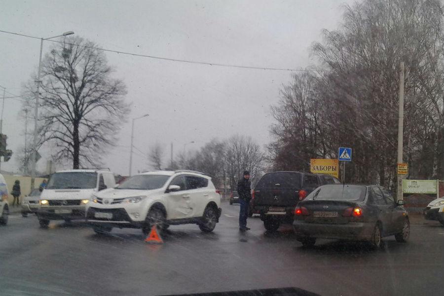 На Невского у неработающего светофора столкнулись два внедорожника (фото)