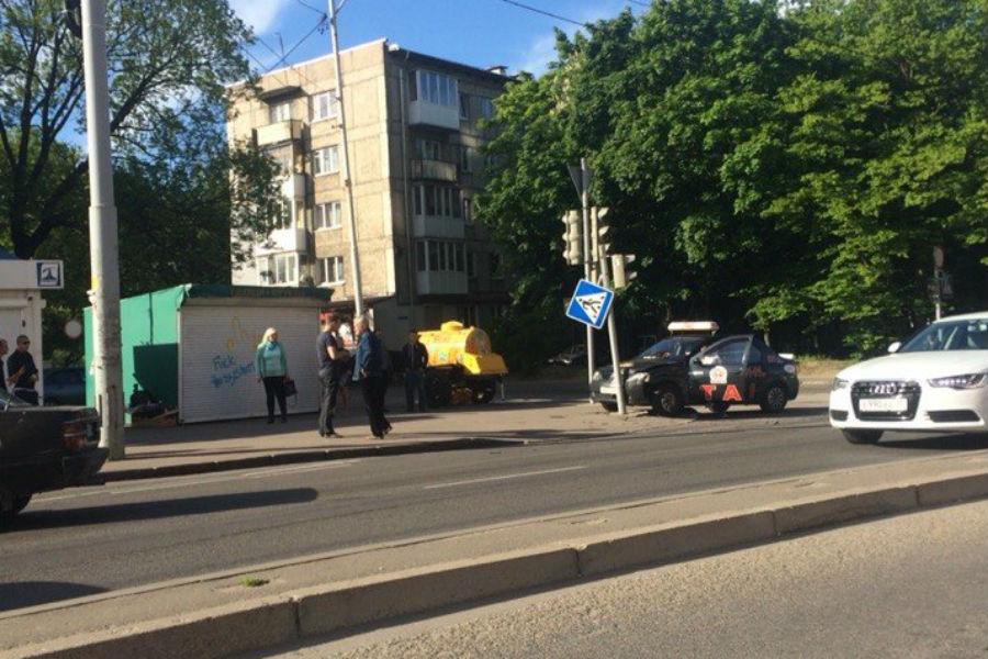 В результате ДТП на Гагарина машина такси вылетела в столб (фото)