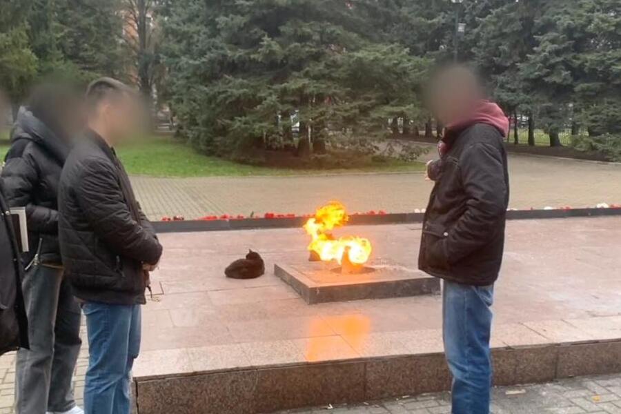 СК: житель Калининграда осквернил чашу Вечного огня
