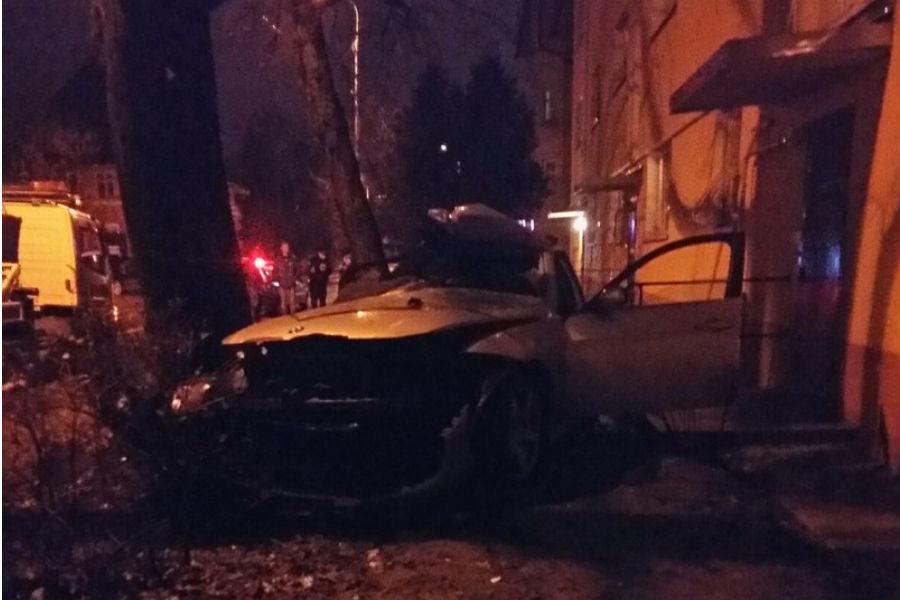 Ночью в Калининграде разбился «БМВ», погибли двое (фото)