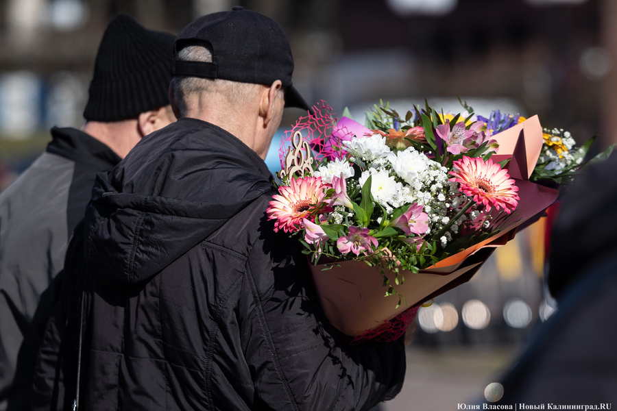 Опрос: каждая вторая калининградка обидится на отсутствие поздравления 8 марта