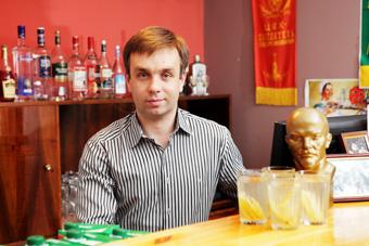 «Мы живем за счет любви наших клиентов»: владелец рюмочной «Пробка» Антон Гендриксон