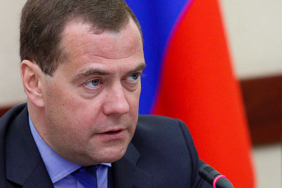 Медведев: мигрантам, не сдавшим биометрию, надо отказывать во въезде в Россию