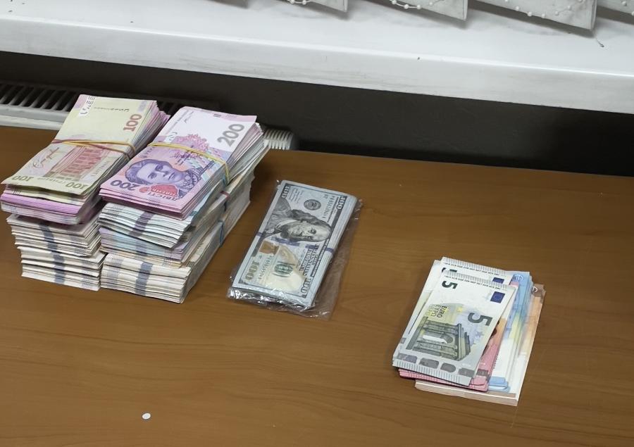 Гривны, доллары, евро: калининградская таможня изъяла на границе у россиянина валюту